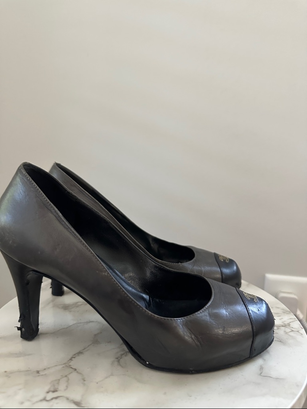 CHANEL Black and Gray Leather Cap-Toe Pumps - Picture 4 of 6